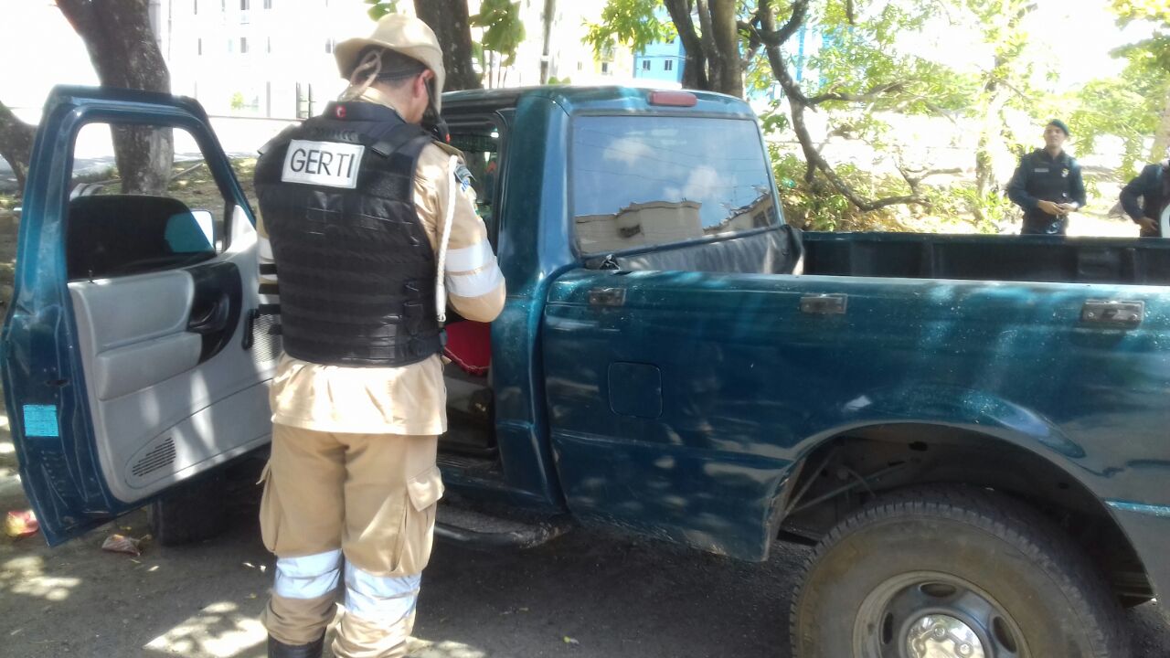 Agentes da SMTT flagram carro com restrição de roubo na Avenida Augusto Franco - SMTT Aracaju